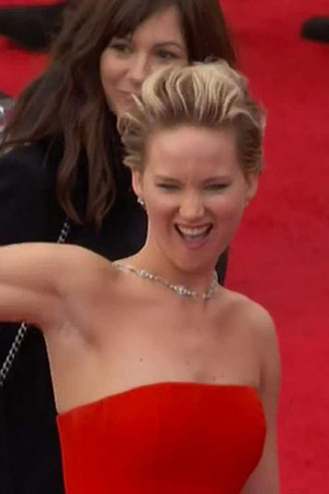 بالفيديو والصور: جنيفر لورانس تقع للمرة الثانية في حفل الأوسكار